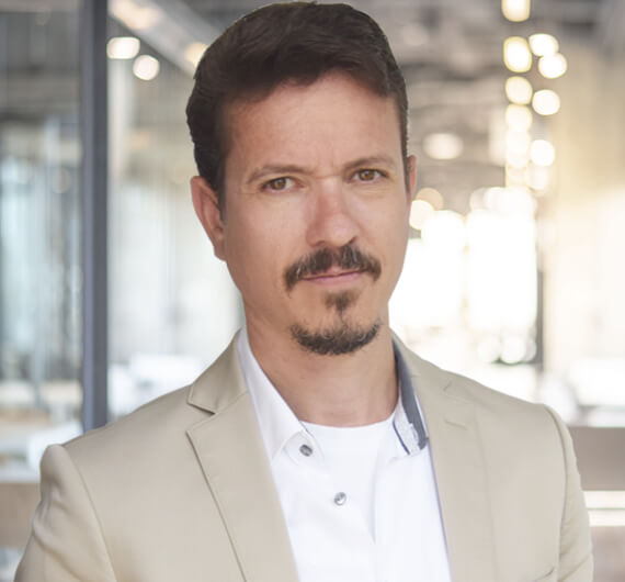 Juan García ist Experte für KI, ML, Big Data und KI-Projektmanagement, Autor von Büchern über Künstliche Intelligenz, Maschinelles Lernen, Big Data und Projektmanagement und Gründer von DEEP ATHENA, dem ersten Verlag, der sich auf künstliche Intelligenz spezialisiert hat.